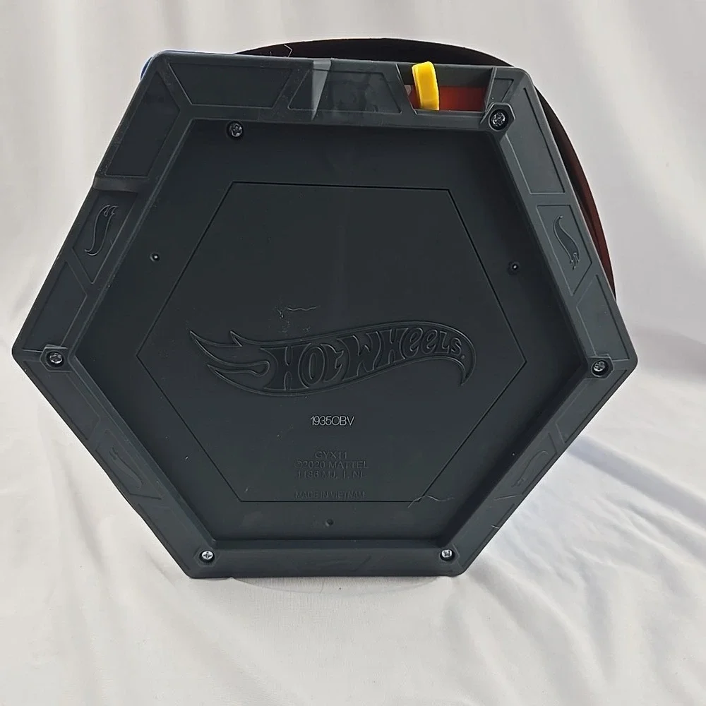 Hot Wheels Roll Out Raceway Track Set, Storage Bucket‎ Unrolls into 5-Lane Race